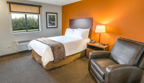 Queen Room - Hearing & Mobility Accessible - Roll In Shower