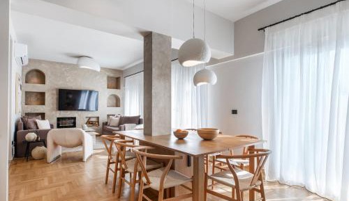 Four-Bedroom Apartment with Balcony 