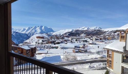 Apartment with Mountain View