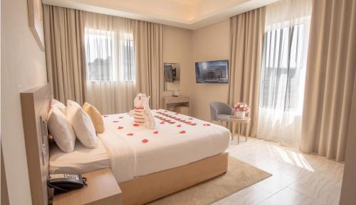 Premium Three-Bedroom Apartment - Inclusive of complimentary shuttle bus to Deira City Centre & Dubai Festival City Mall