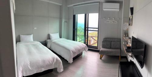 Standard Twin Room with Mountain View