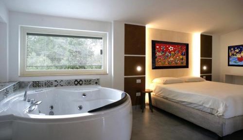 Deluxe Suite with Spa Bath