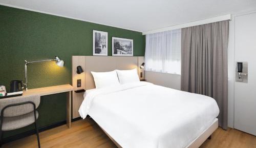 Standard Room - 1 Queen Bed