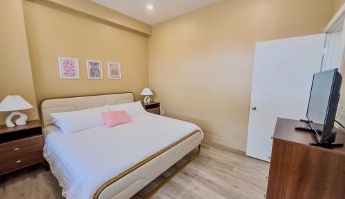 Classic One-Bedroom Apartment with King Bed
