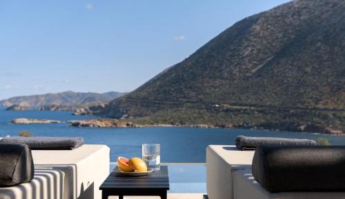 Cueva Villa III, with Pool, SeaViews & walk to Sea 