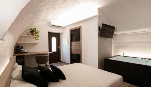Queen Room with Spa Bath