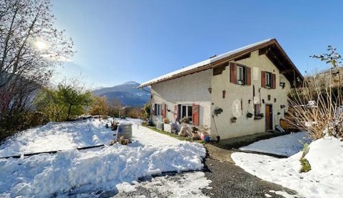 Apartment with Mountain View