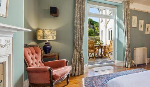 Deluxe Two-Bedroom Apartment with Garden View