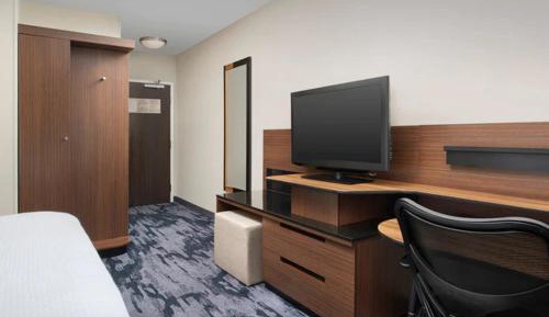 King Room with Adapted Tub - Mobility Accessible