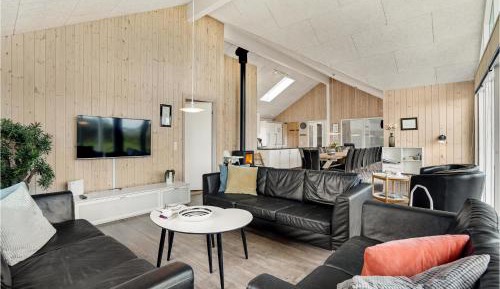 Seven-Bedroom Holiday Home