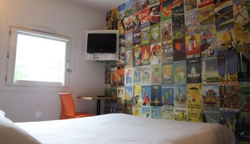 Tandem Room with Shared Bathroom