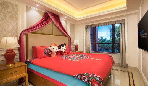 Poolside King Honeymoon Suite