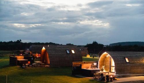 Superior Large Stepless Cabin With Hot Tub