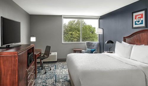 King Room with Adapted Tub - Mobility and Hearing Accessible