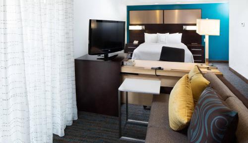 Queen Studio with Sofa Bed and Roll-in Shower - Mobility and Hearing Accessible
