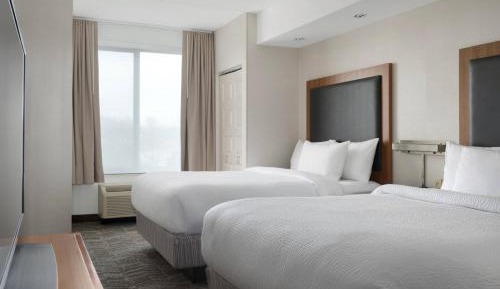 Executive King Suite with Roll-In Shower - Mobility Accesible