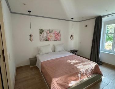 Studio Apartment with King Bed and Shared Terrace