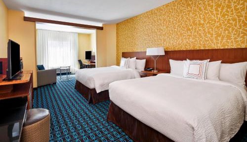 One-Bedroom Queen Suite with Sofa Bed and Adapted Tub - Mobility and Hearing Accessible