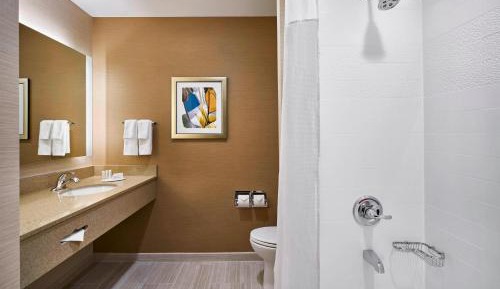 One-Bedroom King Suite with Sofa Bed and Adapted Tub - Mobility and Hearing Accessible