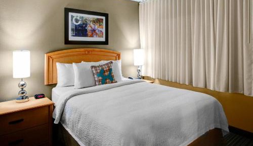 One-Bedroom Queen Suite