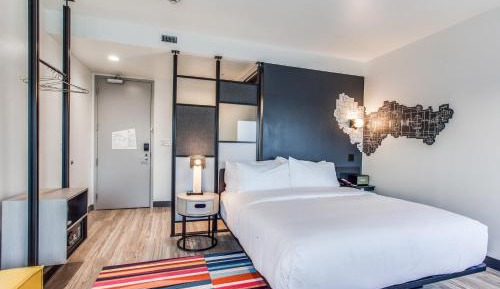King Room with Roll-in Shower - Mobility and Hearing Accessible