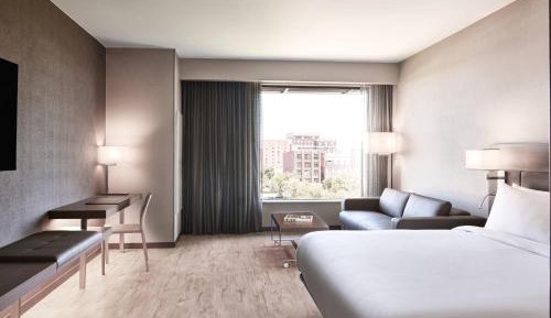 Corner King Guest Room with City View