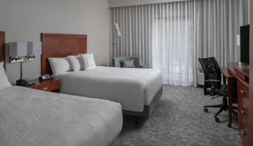 Double Room with Two Double Beds and Adapted Tub - Mobility Accessible