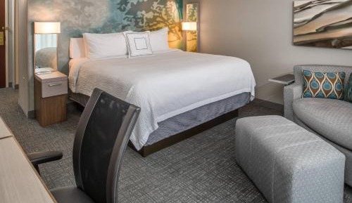 King Room with Transfer Shower - Mobility and Hearing Accessible