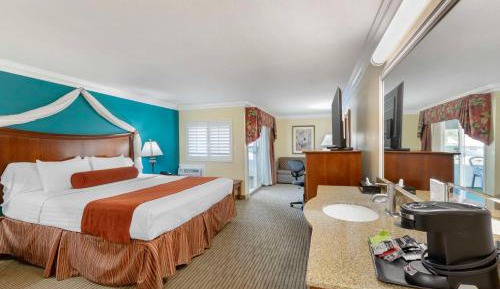 King Suite with Harbor View