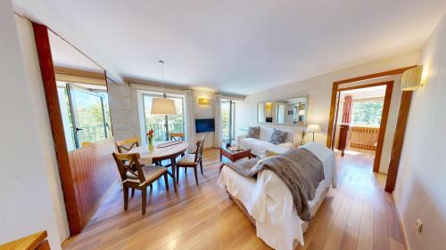 Two-Bedroom Apartment with Balcony and Lake View