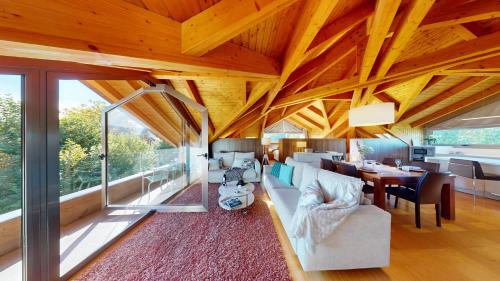 Loft Apartment with Lake and Mountain View