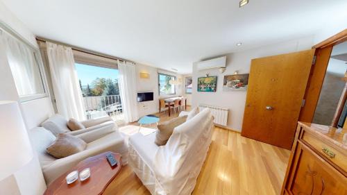 Two-Bedroom Apartment  with Balcony and Mountain View
