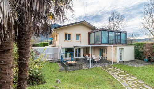 Villa with Garden View