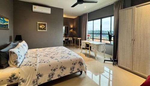  Classic Two-Bedroom Apartment with Sea View