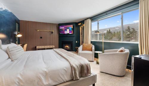 Suite with Mountain View