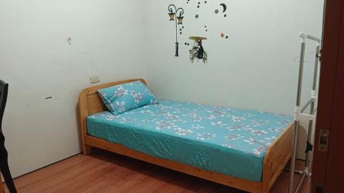 Single Room with Shared Bathroom