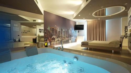 Queen Suite with Spa Bath