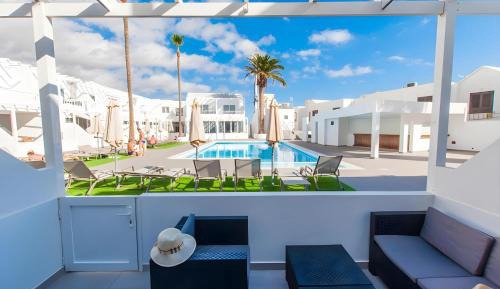 Apartment with Pool View 