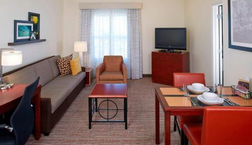 One-Bedroom King Suite with Sofa Bed and Adapted Tub - Mobility Accessible