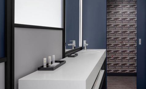 King Room with Roll-in Shower - Mobility Accessible