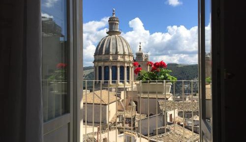 Deluxe Double or Twin Room with City View