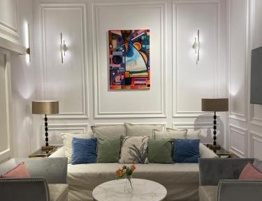 Deluxe One-Bedroom Apartment