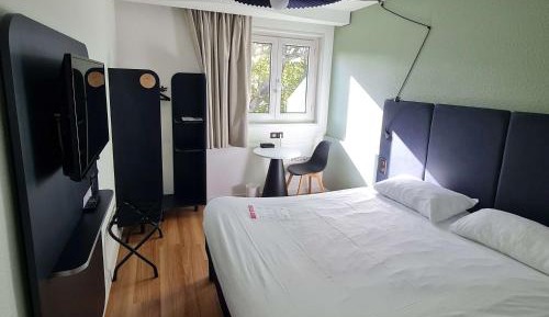 Standard Room with One Double Bed and One Single Bed
