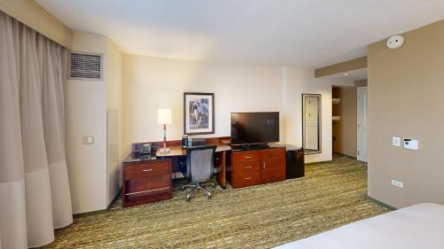 King Room with Adapted Tub - Mobility and Hearing Accessible