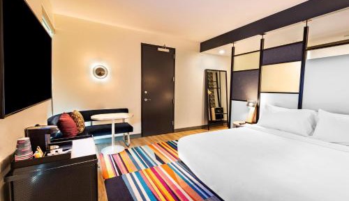 King Room with Adapted Tub - Mobility Accessible
