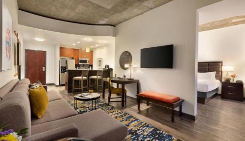 One-Bedroom King Suite with Balcony and Adapted Tub - Mobility and Hearing Accessible