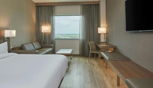 Guest room, 1 King, Airport view