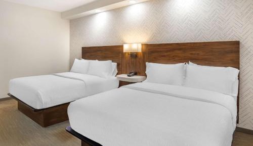 Queen Room with Two Queen Beds and Bath Tub - Non-Smoking