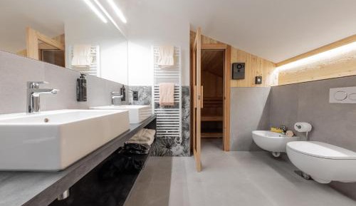 Two-Bedroom Deluxe Apartment with Balcony