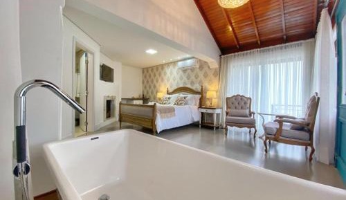 Deluxe King Suite